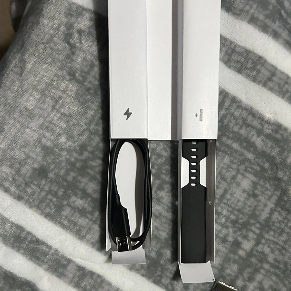Fitbit Charge 6 with additional bands - Picture 4 of 12